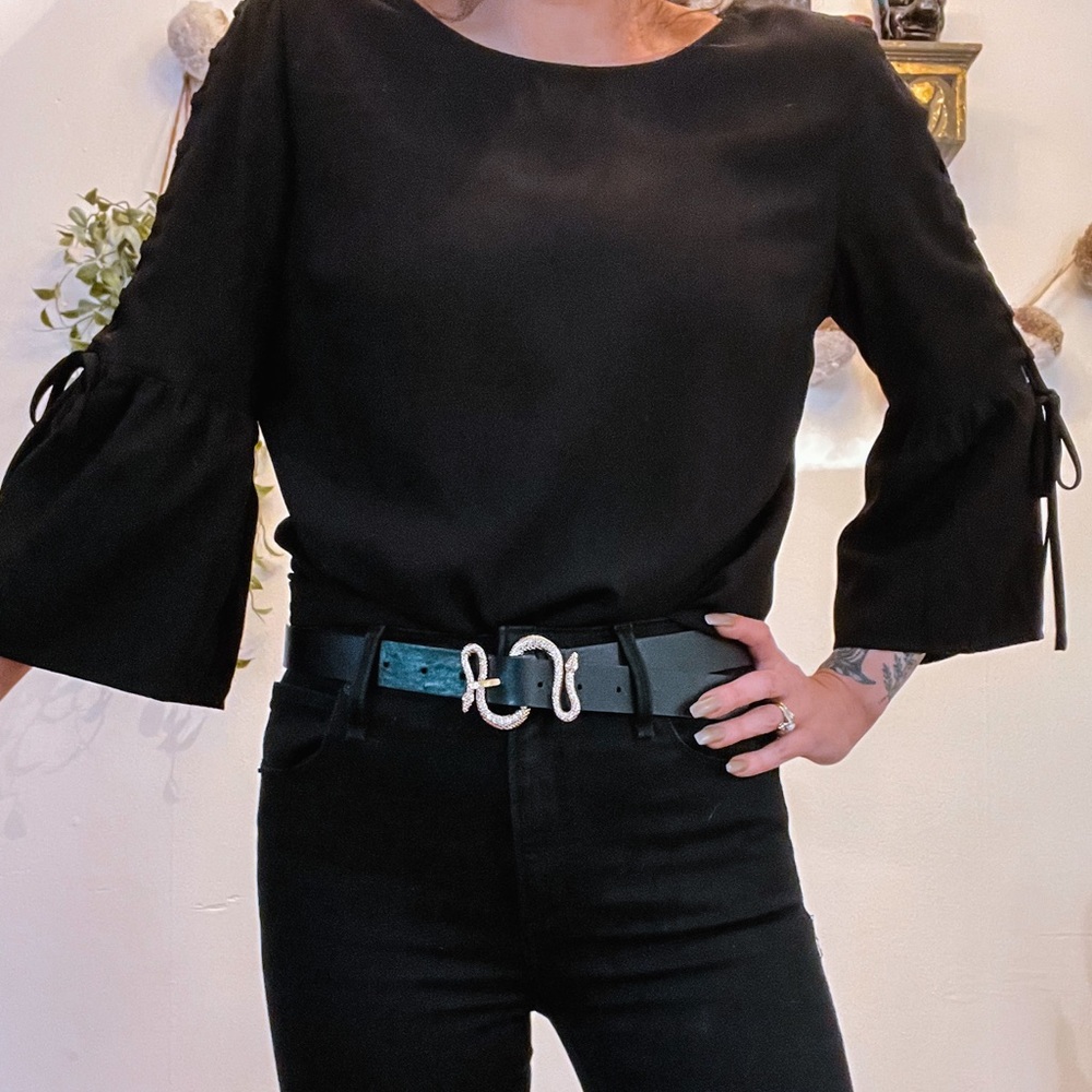 Black top with beautiful tie down sleeves